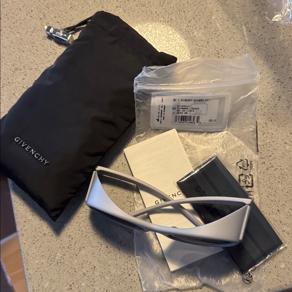 Givenchy Oval Sunglasses in Soft Matte Gray Unisex GV40065I - Picture 7 of 8